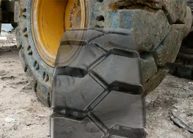 Mire jók a tömör gumiabroncsok oldalfalán a nyílások?