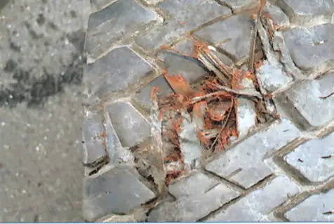 Ütésből eredő szövetszakadás teher gumiabroncson